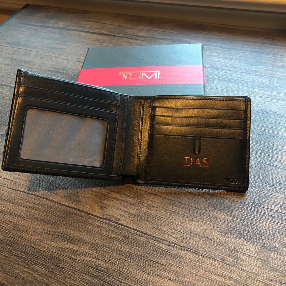 *brand new* tumi wallet. Never used